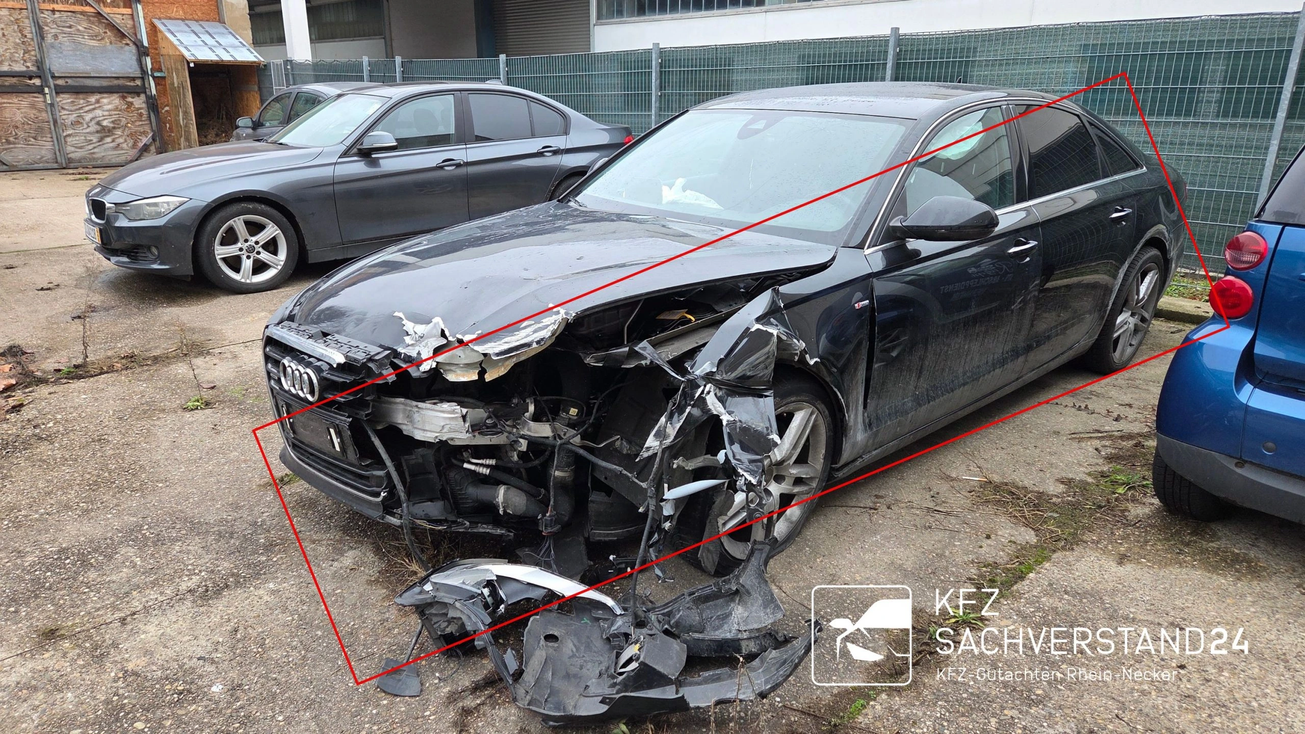 Audi S6 mit Frontschaden wird begutachtet von einem Kfz Gutachter von Kfz Sachverstand 24 für ein Unfallgutachten