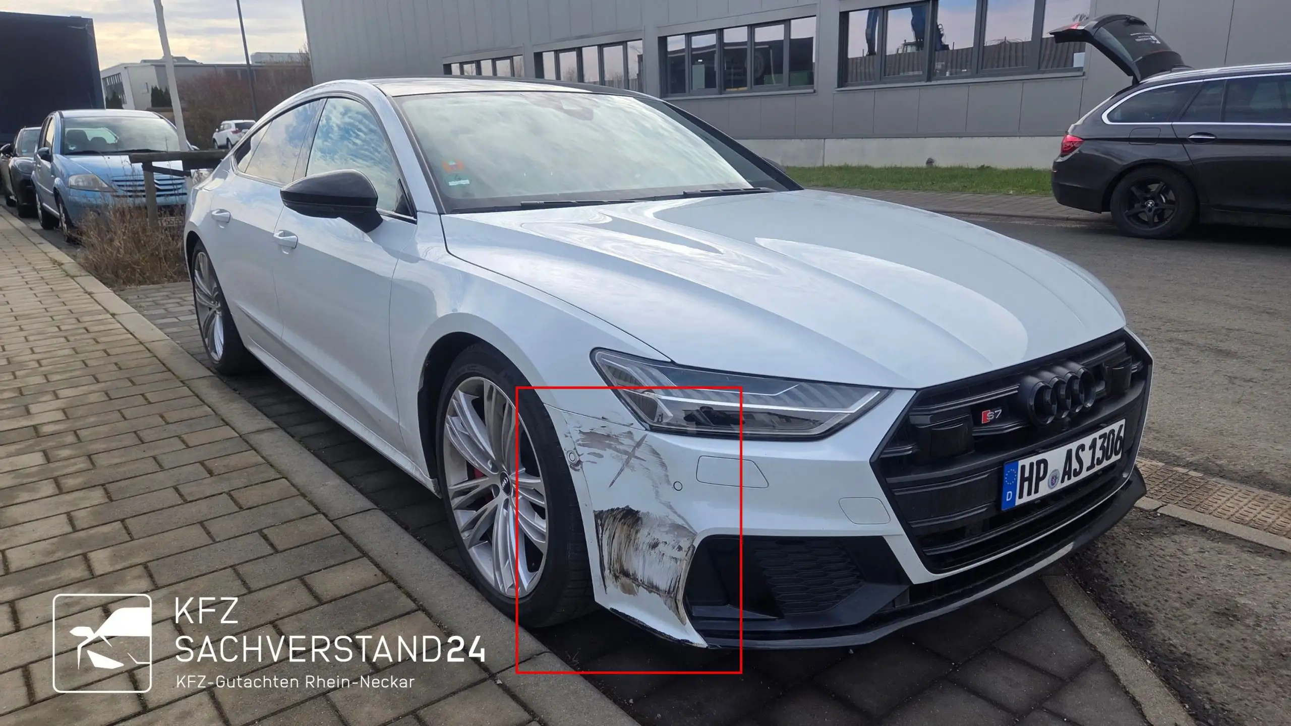 Audi S7 mit seitlichem Frontschaden wird begutachtet von einem Kfz Gutachter von Kfz Sachverstand 24 für ein Unfallgutachten