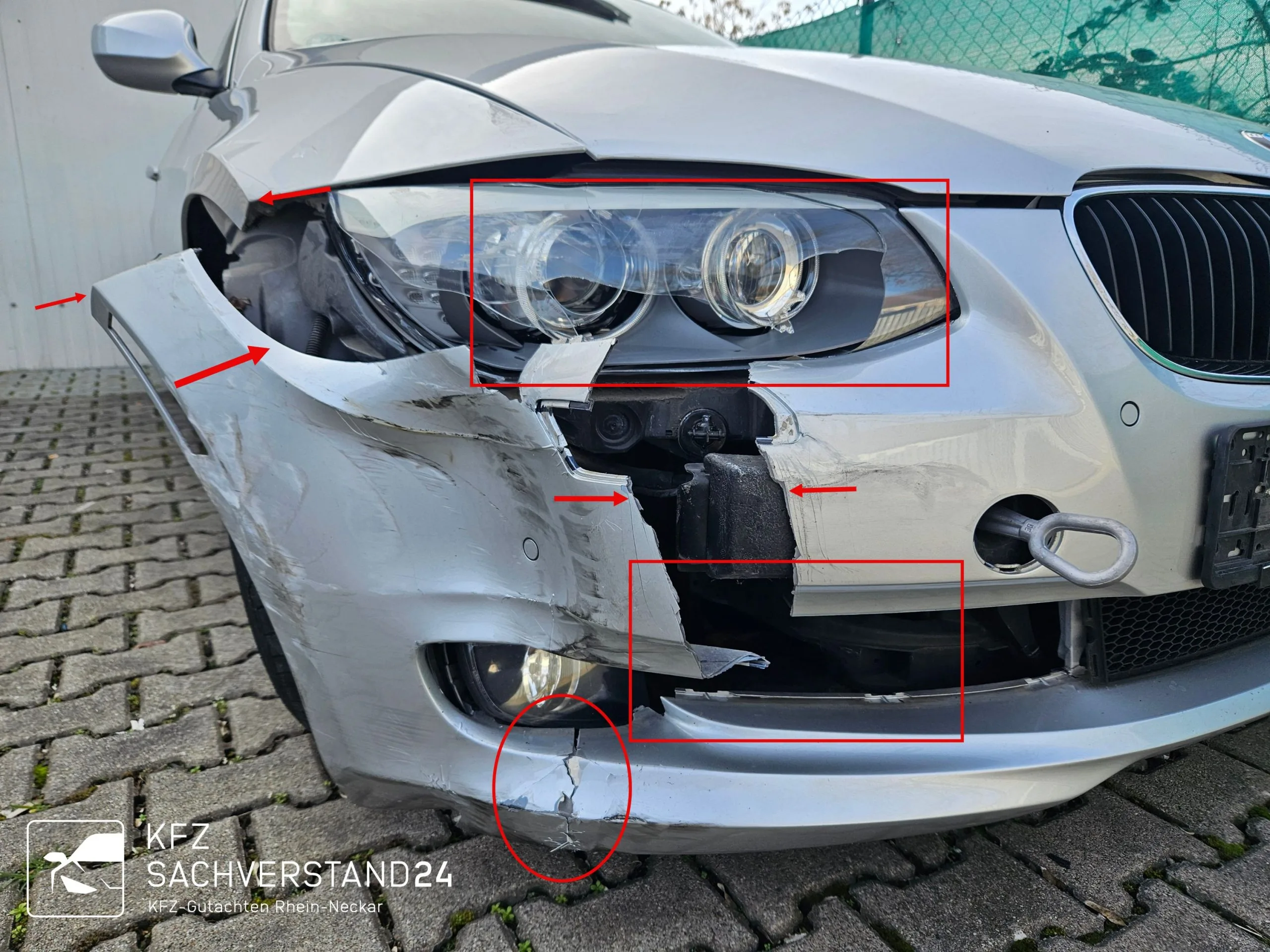 Bmw 330 Cabrio mit Frontschaden wird begutachtet von einem Kfz Gutachter von Kfz Sachverstand 24 für ein Unfallgutachten