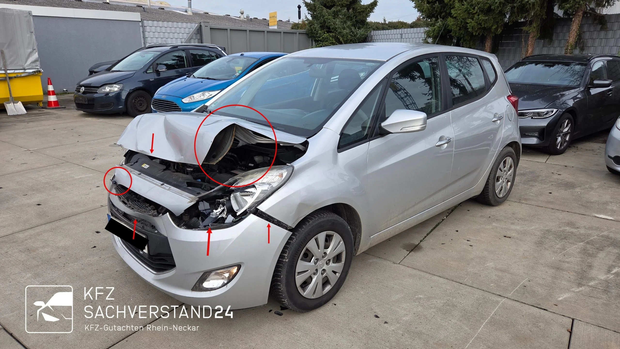 Hyundai i20 mit Frontunfall wird begutachtet von einem Kfz Gutachter von Kfz Sachverstand 24 für ein Unfallgutachten