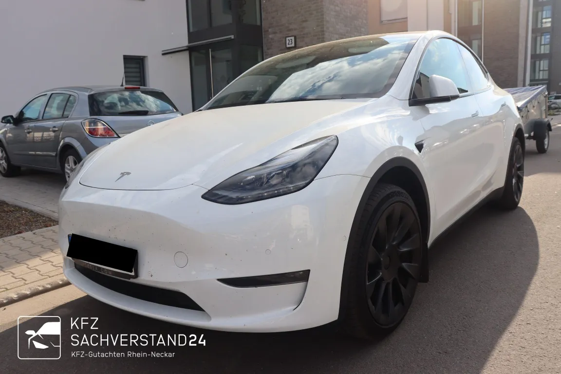 Tesla Model Y wird von einem Kfz Gutachter von Kfz Sachverstand 24 begutachtet für das Elektroauto-Gutachten