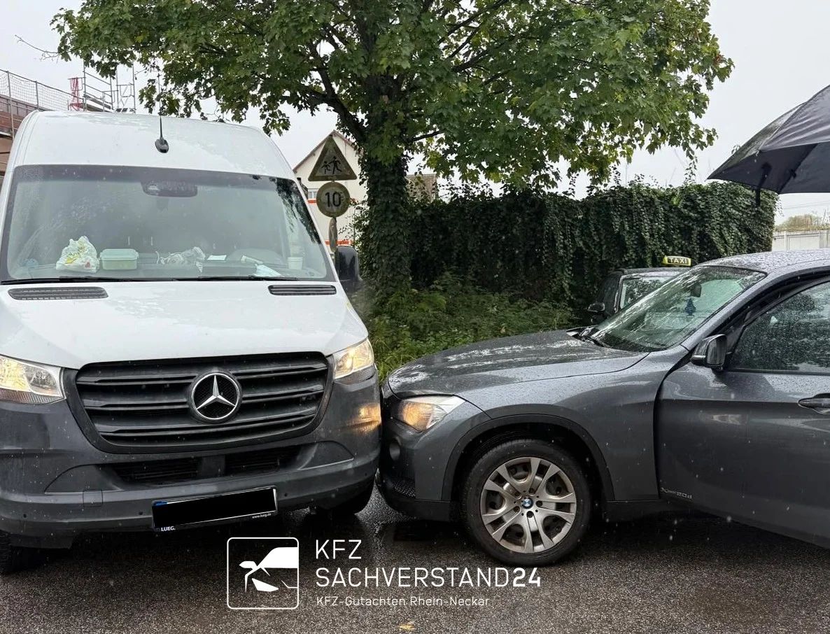 Unfall an der Kreuzung wird begutachtet von einem Kfz Gutachter von Kfz Sachverstand 24 für ein Unfallgutachten
